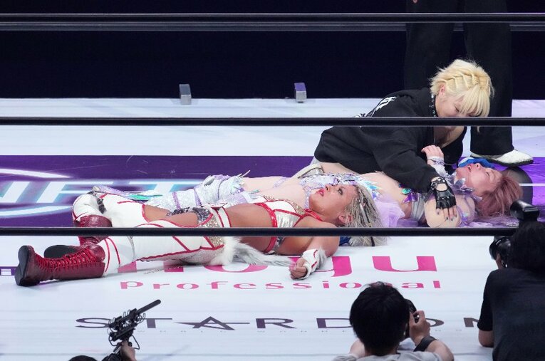 4月23日の横浜アリーナ。メインイベントでジュリアは中野たむに敗れ、赤いベルト（ワールド・オブ・スターダム王座）を失った ／ photograph by Essei Hara
