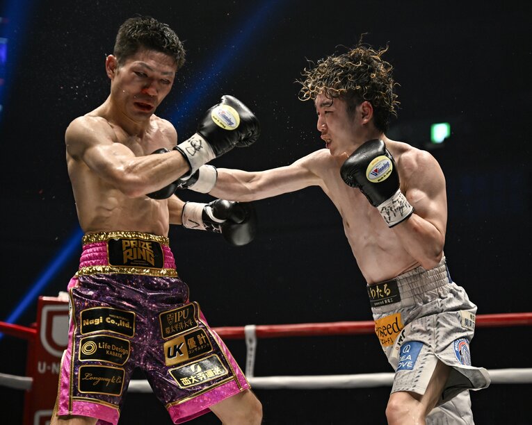 寺地の右を浴びてうつろな表情になった阿久井　©Hiroaki Yamaguchi