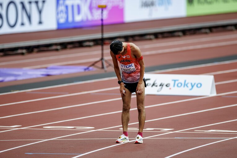 レース後、競技場とファンに一礼した後、痙攣で倒れた川野　©Kiichi Matsumoto