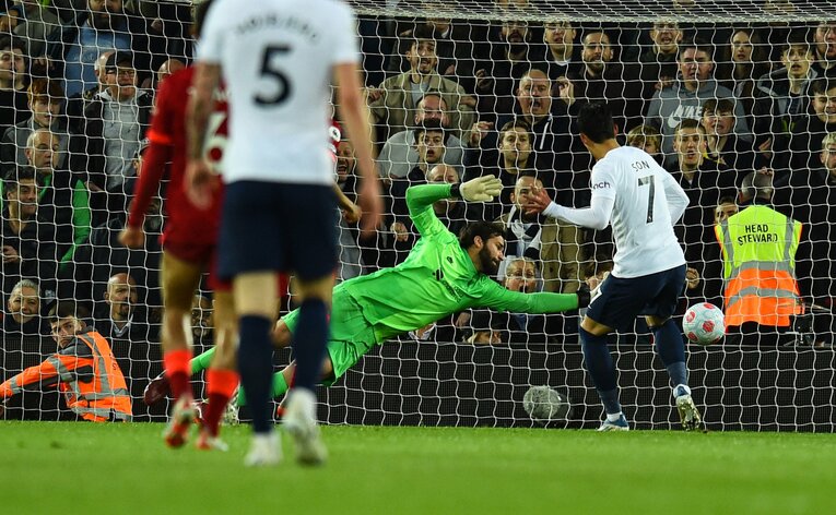 プレミアリーグ第36節リバプール戦で左足でゴールを決めるソン・フンミン　©︎Getty Images