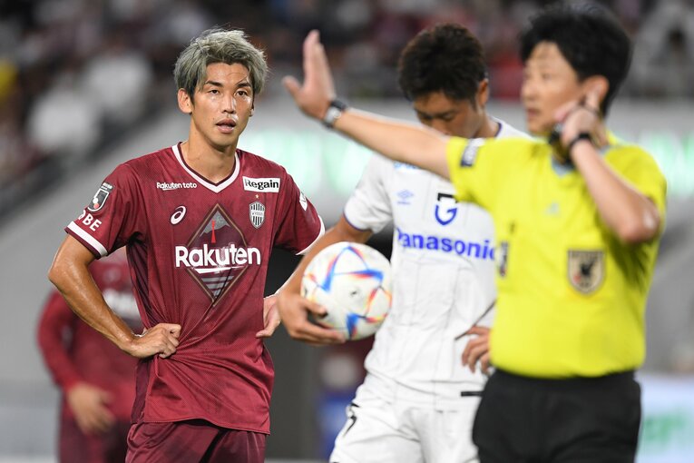 勝負を分けたVAR中、ボールを持つ三浦弦太