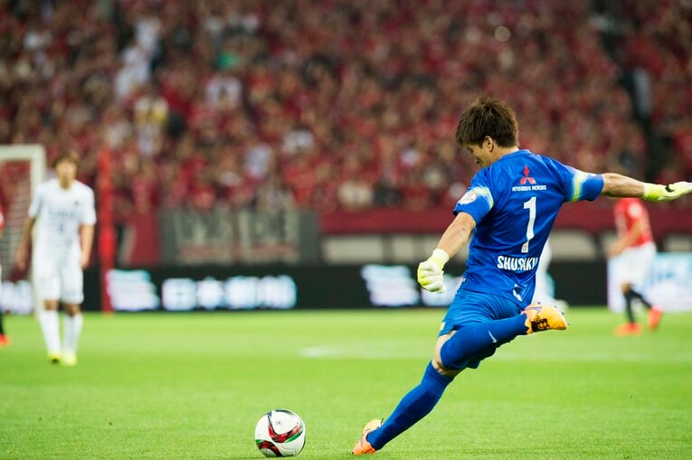 長年浦和の正守護神を務めている西川も、彩艶のポテンシャルを認めている　©Asami Enomoto