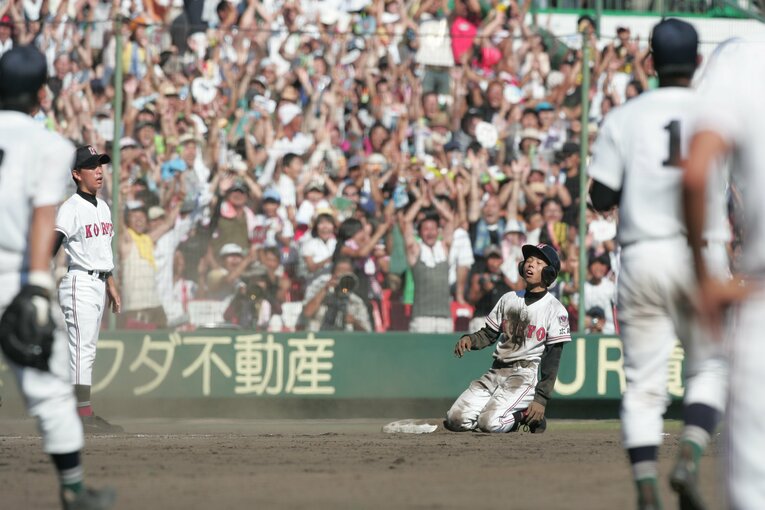 9回の広陵の攻撃、果敢に三塁を狙った林竜希がアウトになった瞬間　©Hideki Sugiyama