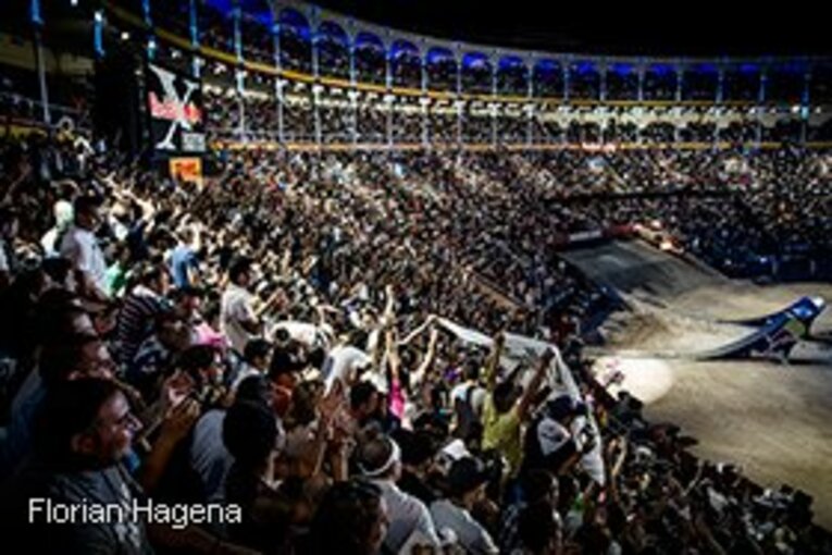 RED BULL X-FIGHTERS OSAKA 2013のチケットを手に入れたファンは、信じられないエンタテイメントに声をあげるだろう。 