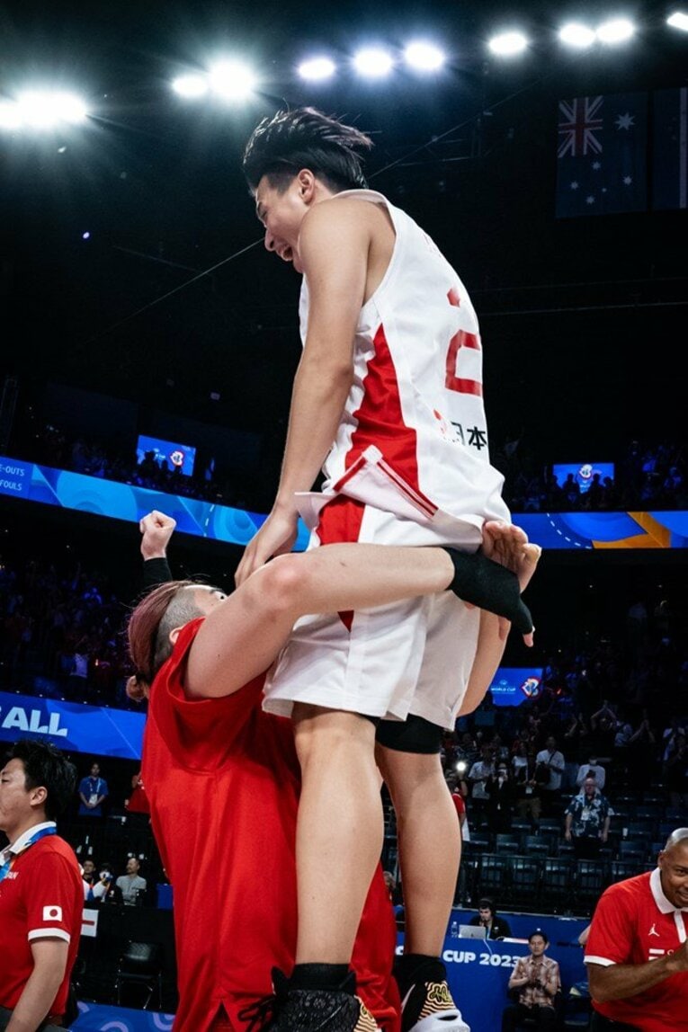 「リアル桜木花道」こと川真田に抱き上げられるキャプテンの富樫　©FIBA