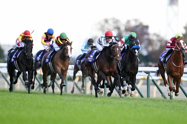 直線半ばで先頭に立ったドウデュース　©Keiji Ishikawa