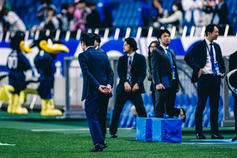 3月25日のサウジアラビア戦。試合後のピッチで4方向におじぎをする森保監督【3枚目／全3枚】　©Kiichi Matsumoto