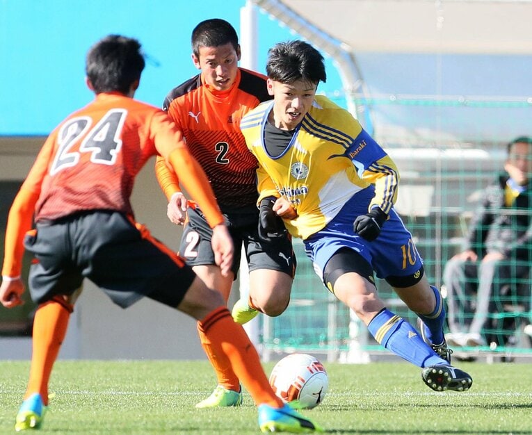 【日本サッカー名選手レア写真集】加島学園時代の上田綺世（写真は右に続きます）　©Sankei Shimbun