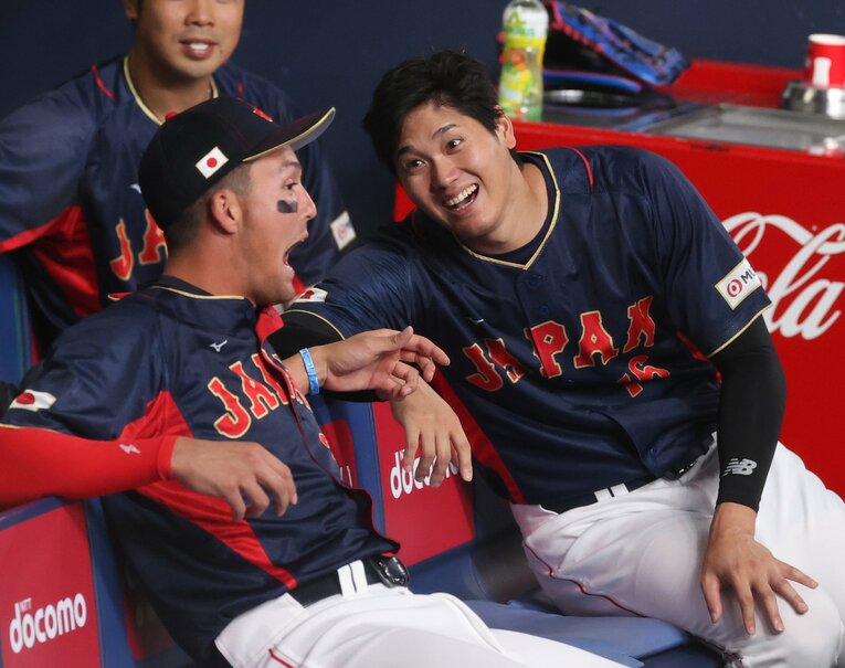 3月7日のオリックス戦のベンチにて、楽しそうに談笑する大谷とヌートバー。二人の関係性の良さが伝わってくる　©スポニチ／アフロ