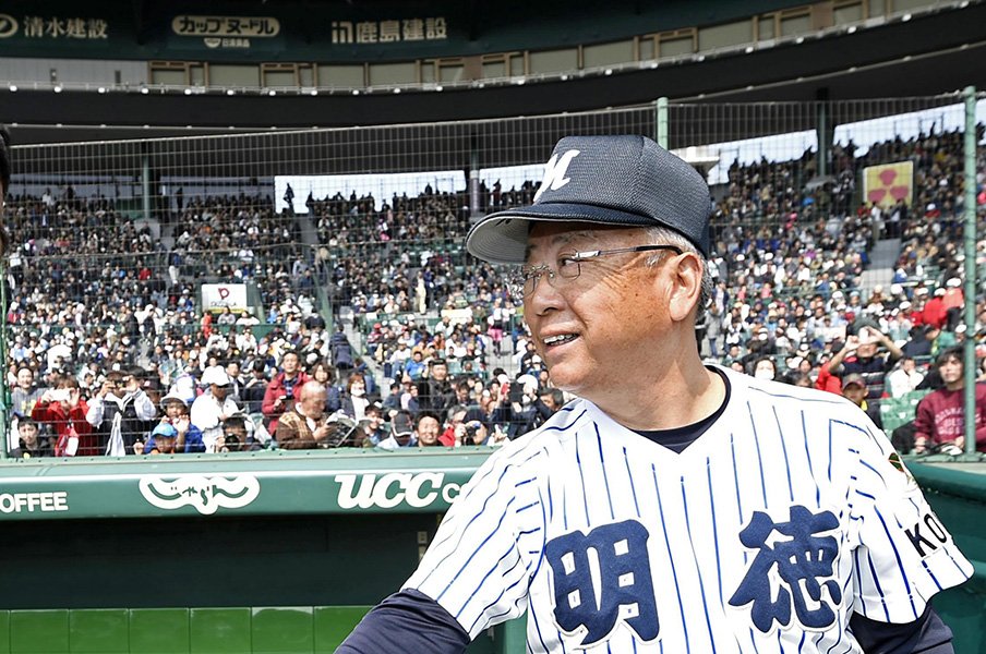 明徳・馬淵節が甲子園に帰ってきた。「パンツびっちゃんこやったわ」<Number Web> photograph by Kyodo News
