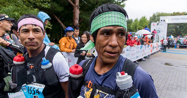 伝説の走る民族 ララムリは なぜutmfを完走できなかったのか トレイルランニング Number Web ナンバー