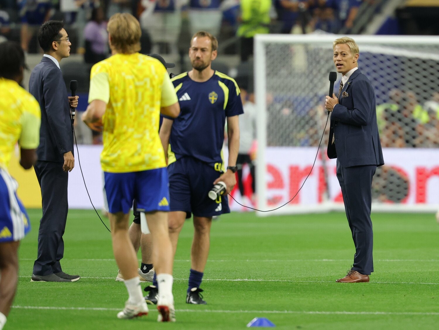 スウェーデンの選手に熱視線。それを見守るNHK小宮山アナ（写真は右に続きます）　©JIJI PRESS
