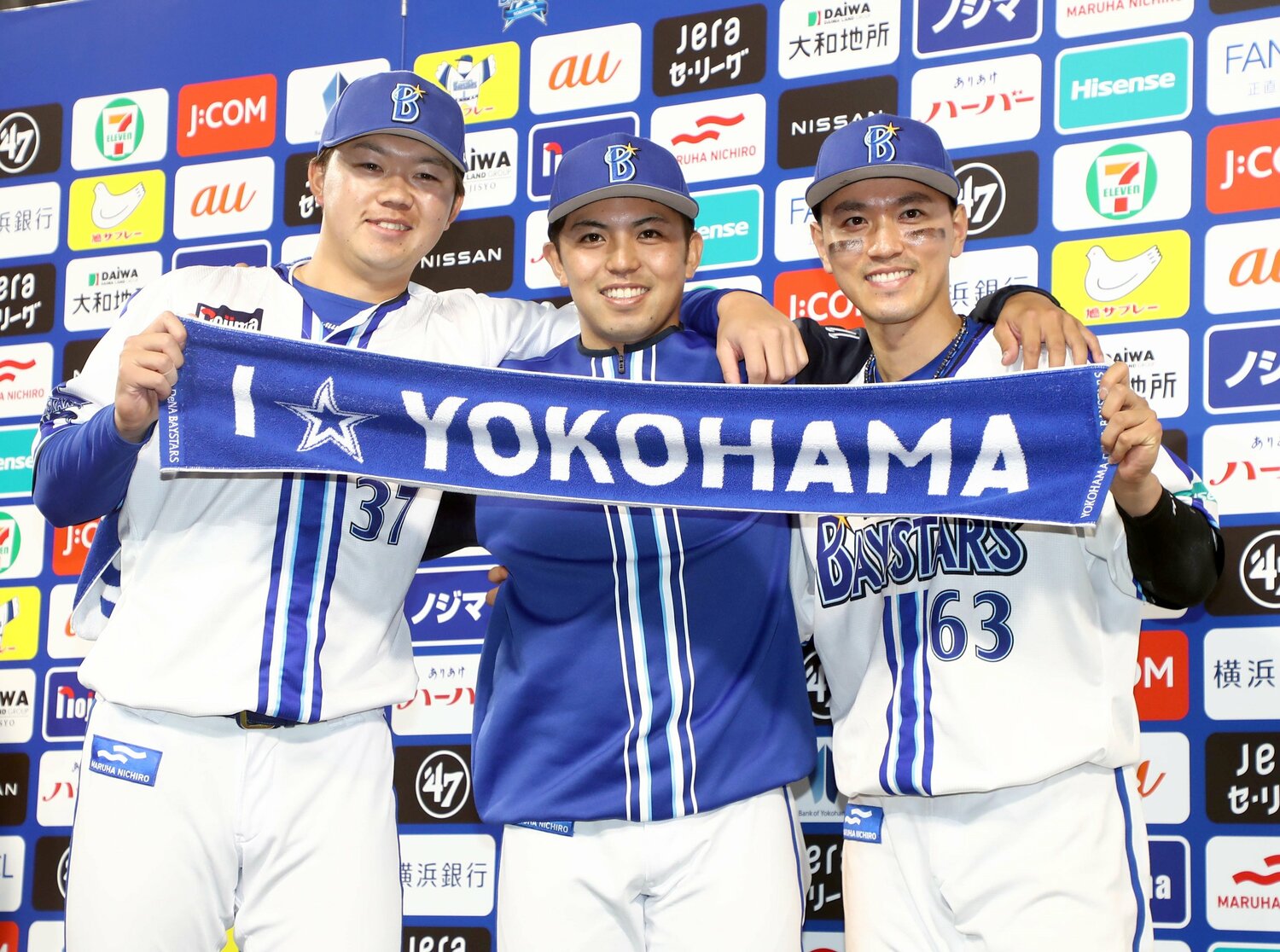 東が「人生が変わった」と振り返る2023年4月6日の登板。楠本泰史（左）、関根大気（右）とお立ち台に上がった　©SANKEI SHIMBUN