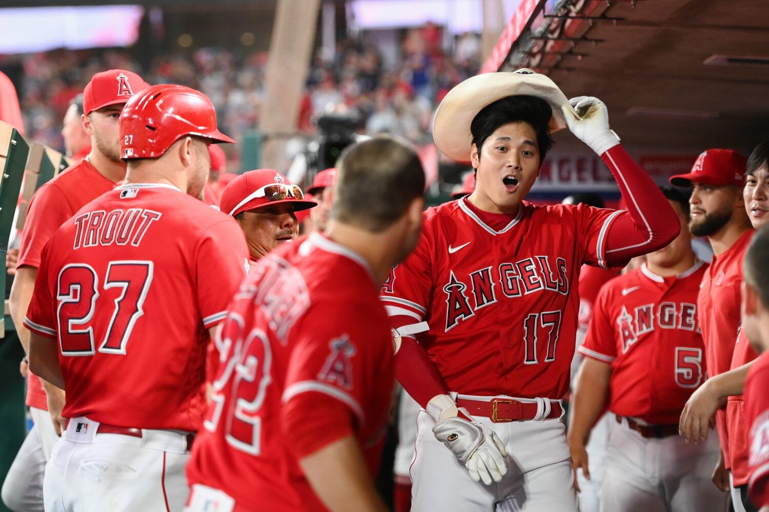 本塁打後、エンゼルスチームメイトから祝福される大谷　©Nanae Suzuki