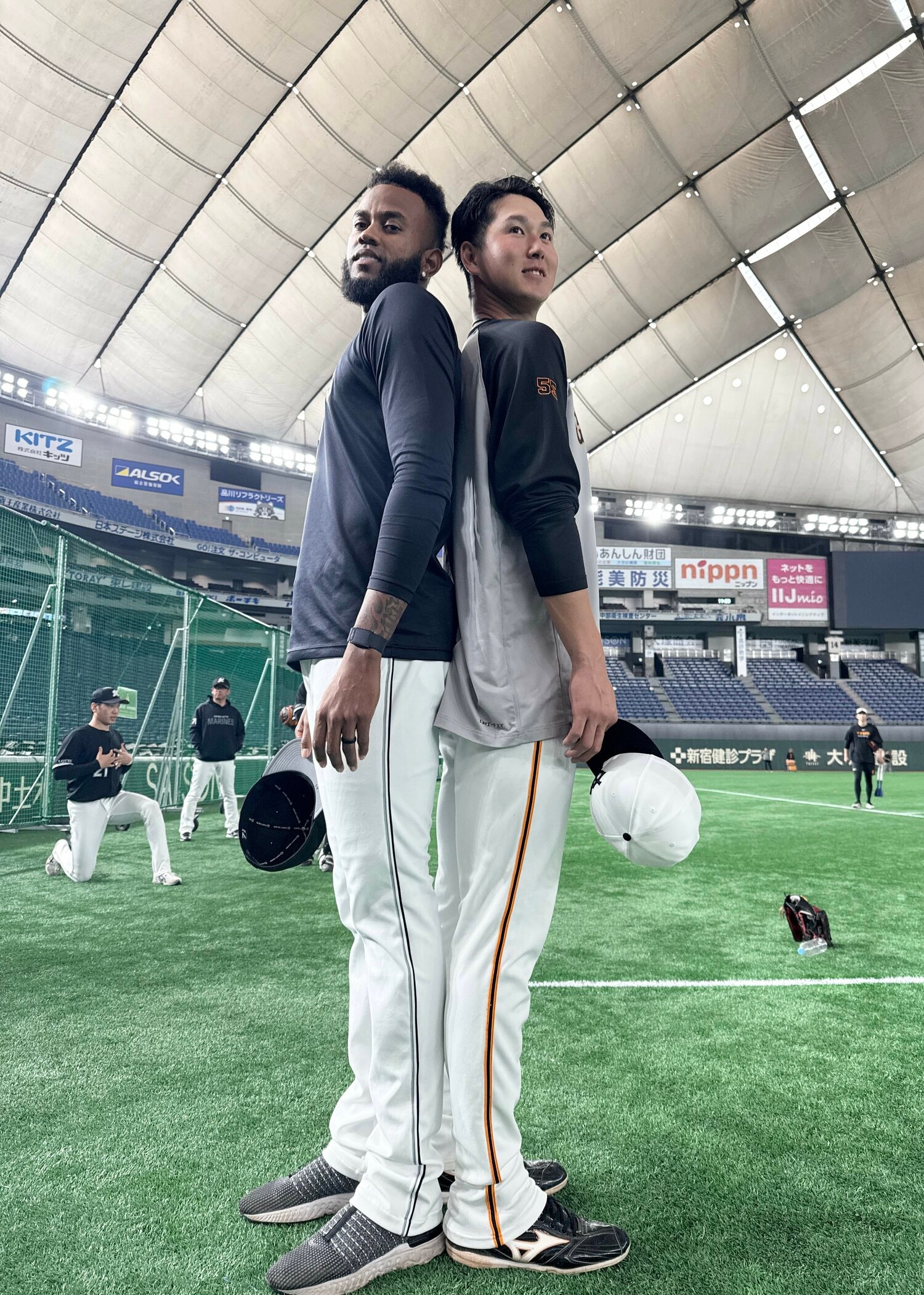 巨人・秋広と「背比べ」するゲレーロ　©︎Chiba Lotte Marines