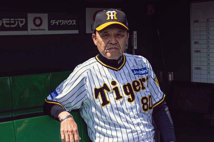 「丸2日、寝てない」岡田彰布を襲った“異変”…最後のCSで敗れ「じつは極秘入院していた」阪神監督退任の真相「なんやろな、急に力が抜けてしまったわ」＜Number Web＞ photograph by Takuya Sugiyama