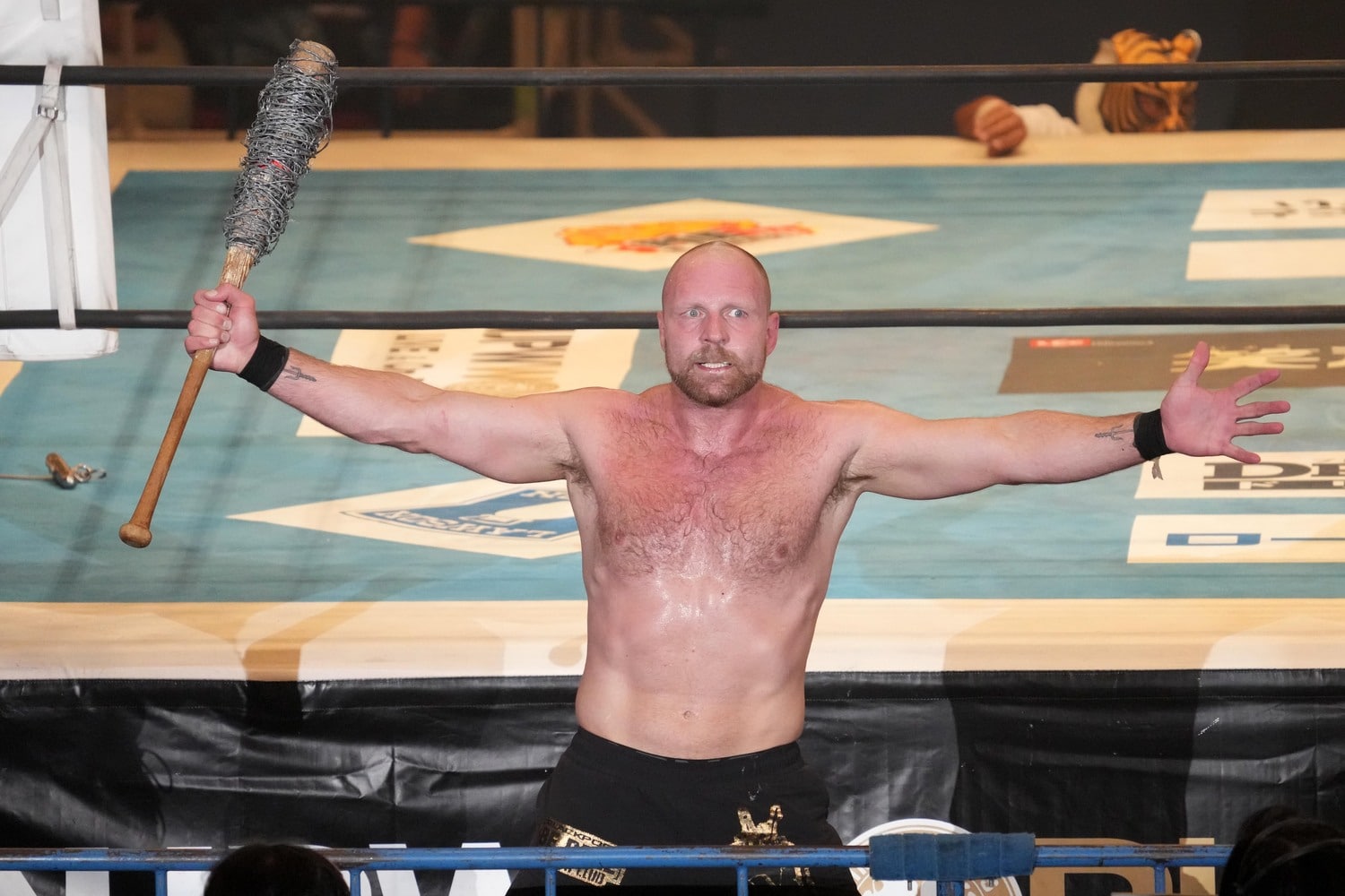 有刺鉄線バットを手にするジョン・モクスリー　©Essei Hara