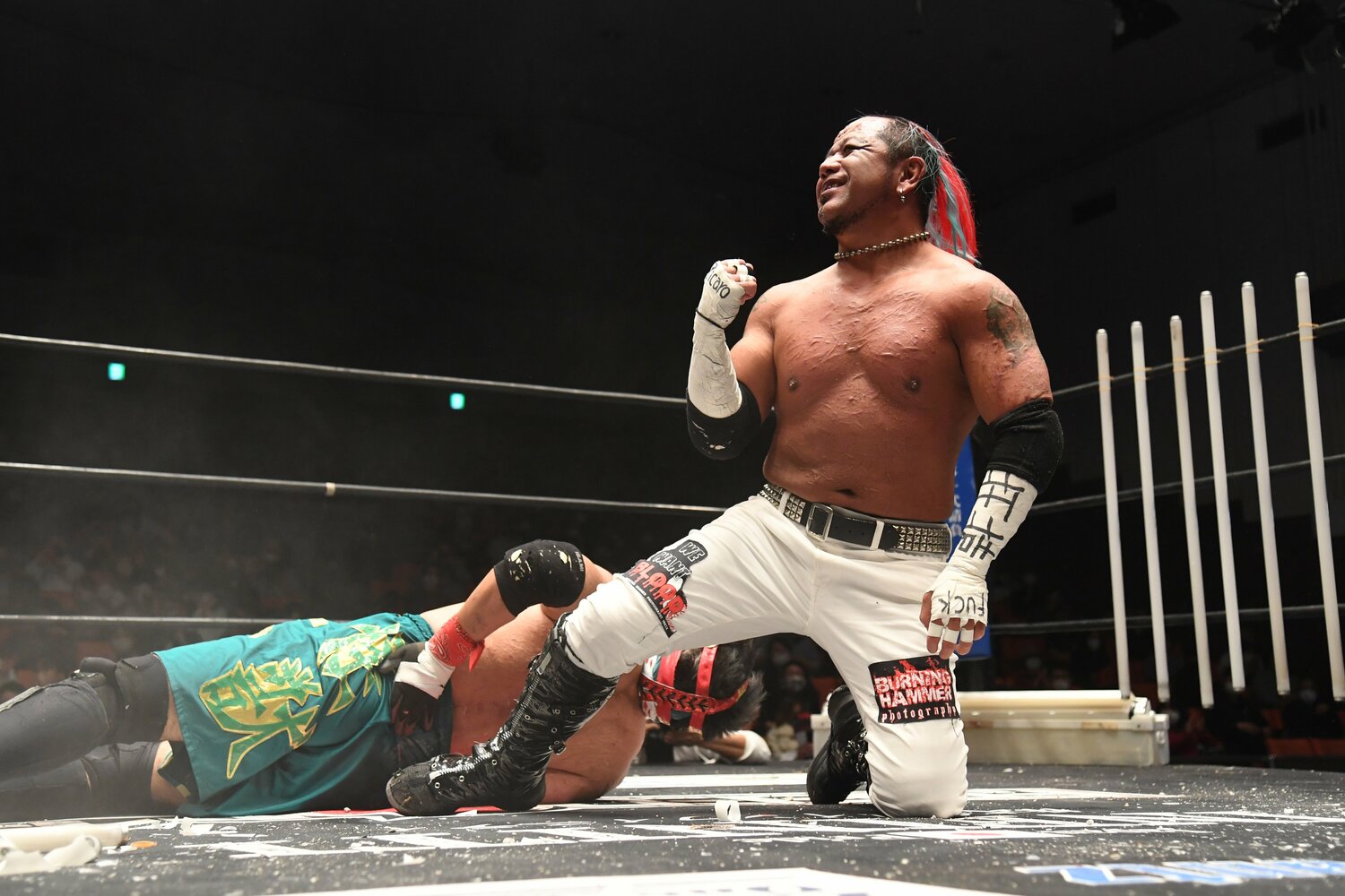 クリスマスに行われたビオレント・ジャックと葛西純のデスマッチ（クリックすると「この記事の写真」に飛びます。流血等の過激な写真を含みますのでご注意ください）