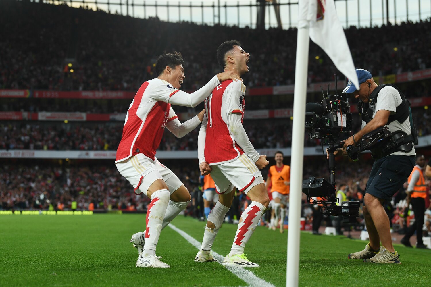 同じくマンチェスターシティ戦。決勝ゴールのマルティネッリに真っ先に抱きついた　©Getty Images