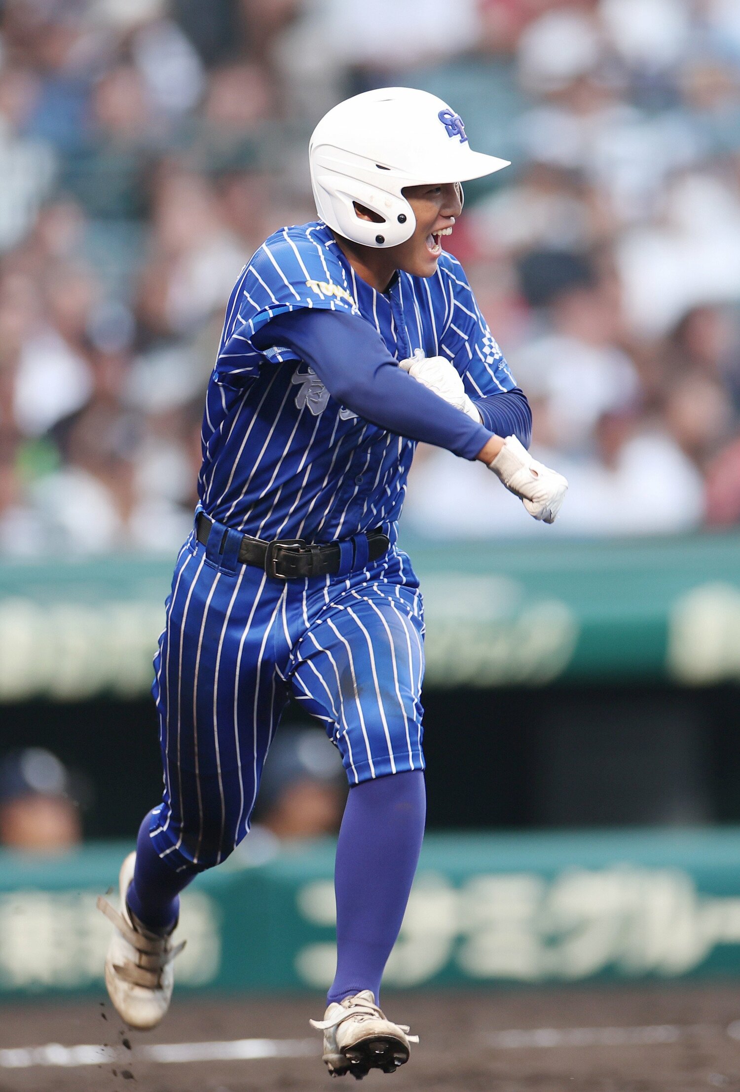 ブルーに白いストライプが入った“派手なユニフォーム”。話題になった青藍泰斗（栃木）　©JIJI PRESS