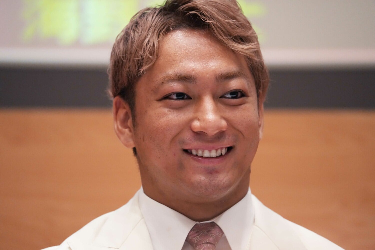 11月6日の記者会見で笑顔を見せる海野翔太 ©Essei Hara