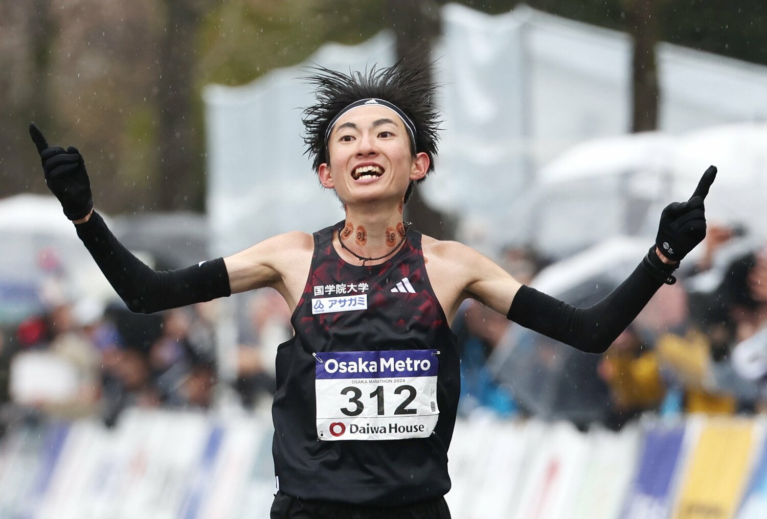 雨中の大阪マラソンを初マラソン日本新記録で制した國學院大の平林 ©JIJI PRESS