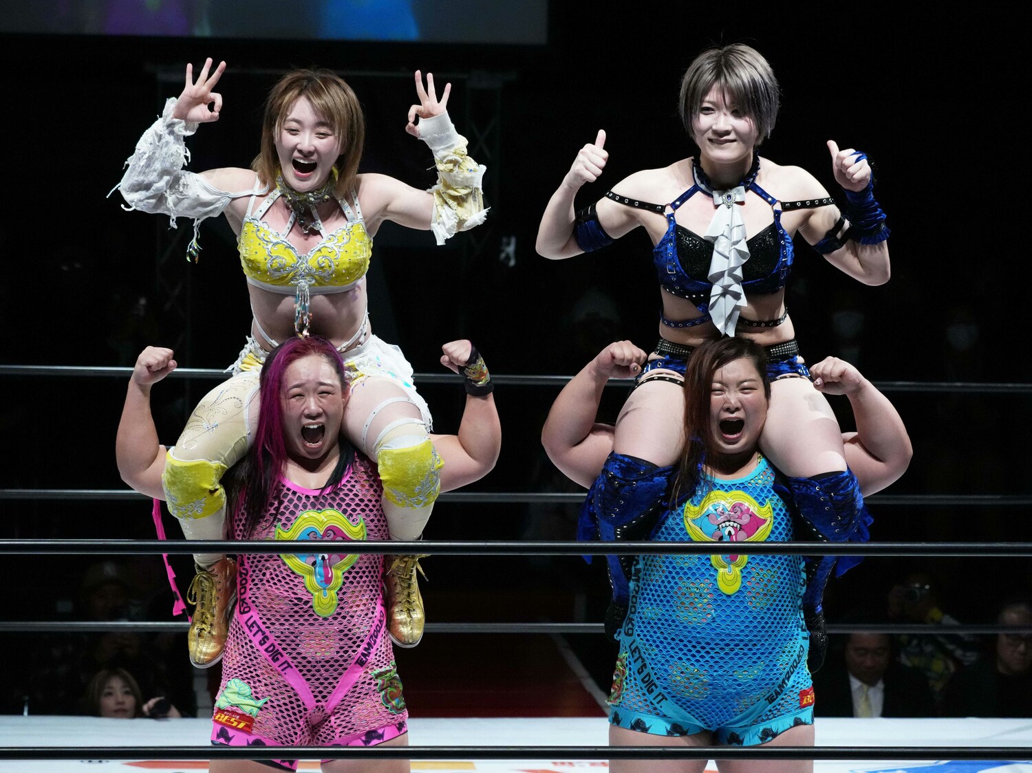 チーム200キロとの最後の対戦を終えてポーズを取るなつぽいと安納サオリ。12月18日、新木場1stRING　©Essei Hara