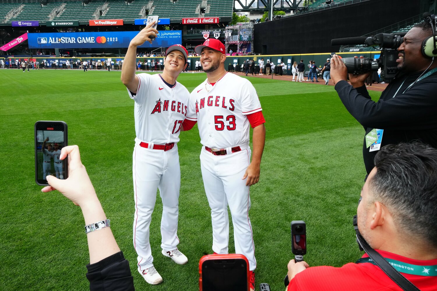 2023年のオールスターで“自撮り”する大谷とエステベス　©Getty Images