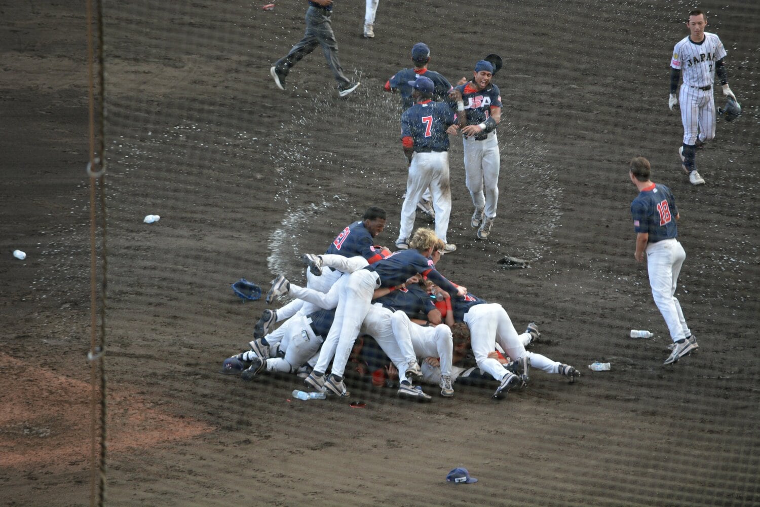 日本にリベンジを果たして優勝したアメリカ。グラウンドで歓喜がはじけた ©Takarin Matsunaga