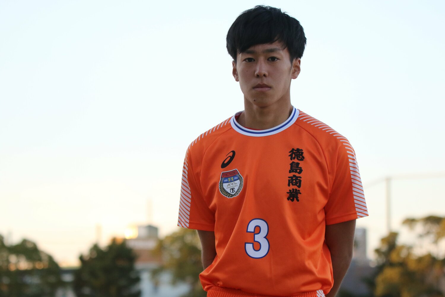 OBの思いを集結させた復刻ユニフォームを着て写真に収まる前キャプテンの3年・増田太陽（2021年11月撮影）。選手権予選から着用した　©︎Takahito Ando