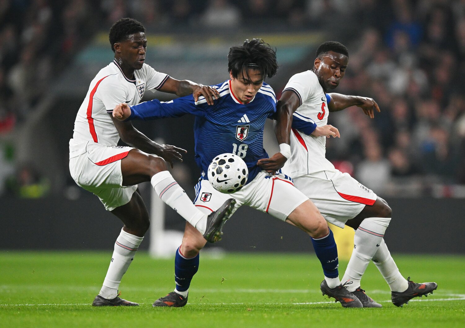 上田はメイヌーとグエイの2人に挟み込まれるなど、厳しいプレー状況を強いられた　©Getty Images