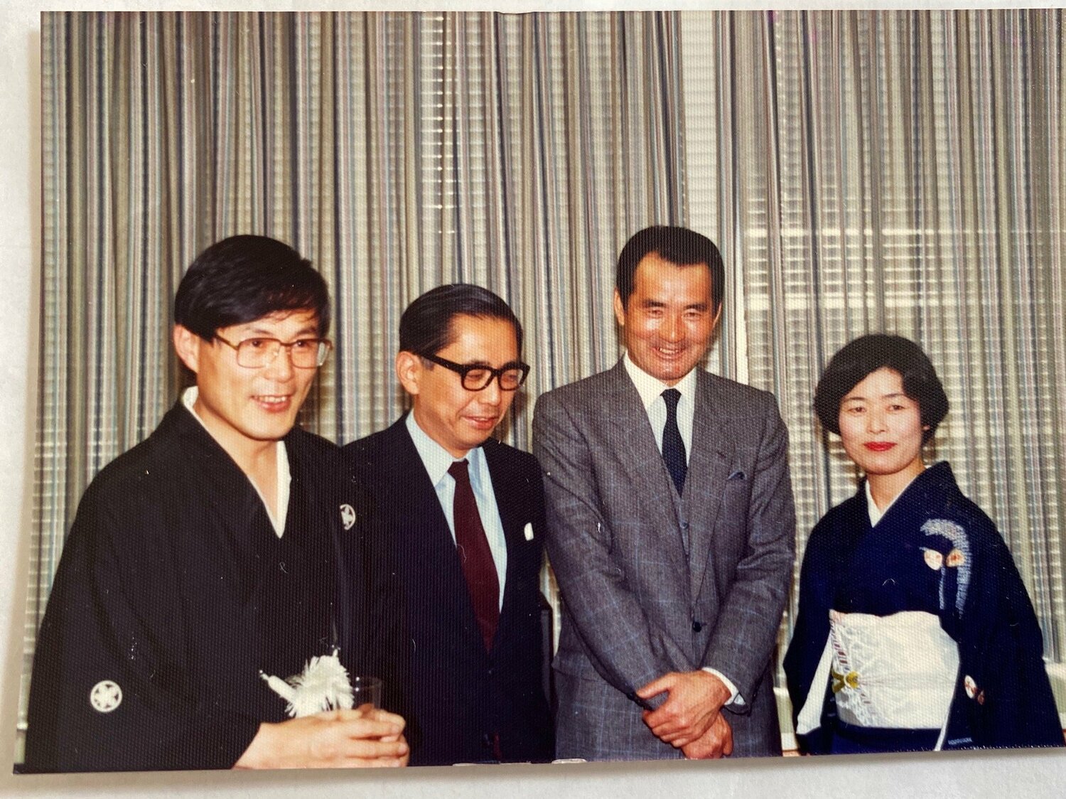 1985年に行われた米長十段の就位式の光景。左から米長、1人おいて祝辞を述べた長嶋茂雄、明子夫人　©Noboru Tamaru