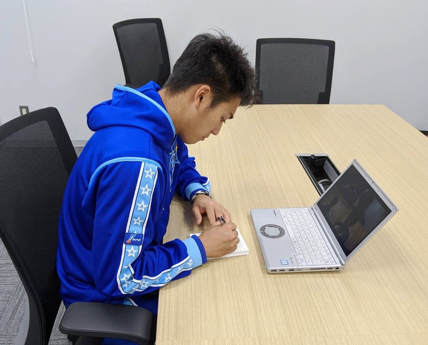 ビデオ会議システムを使い、コーチ陣から指導を受ける森敬斗 ©横浜DeNAベイスターズ