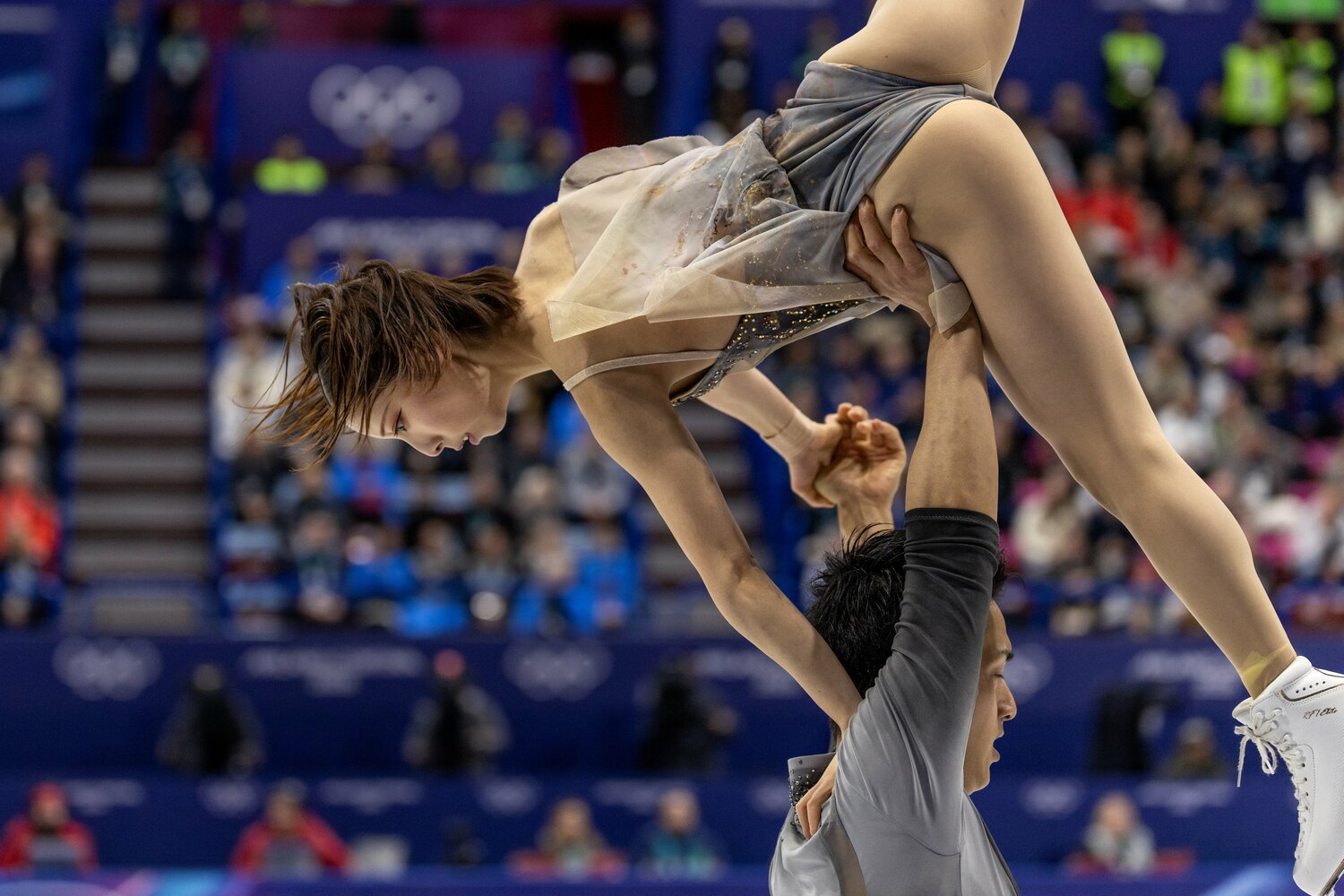 「リフトを上げてもスケーティングがまったくブレず、女子がバランスを崩してもフラつかない」 ©Getty Images