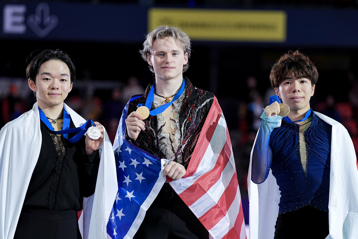 GPファイナル金メダルのイリア・マリニン（中央）と表彰台に立つ鍵山優真（左）、佐藤駿（右）©︎Getty Images