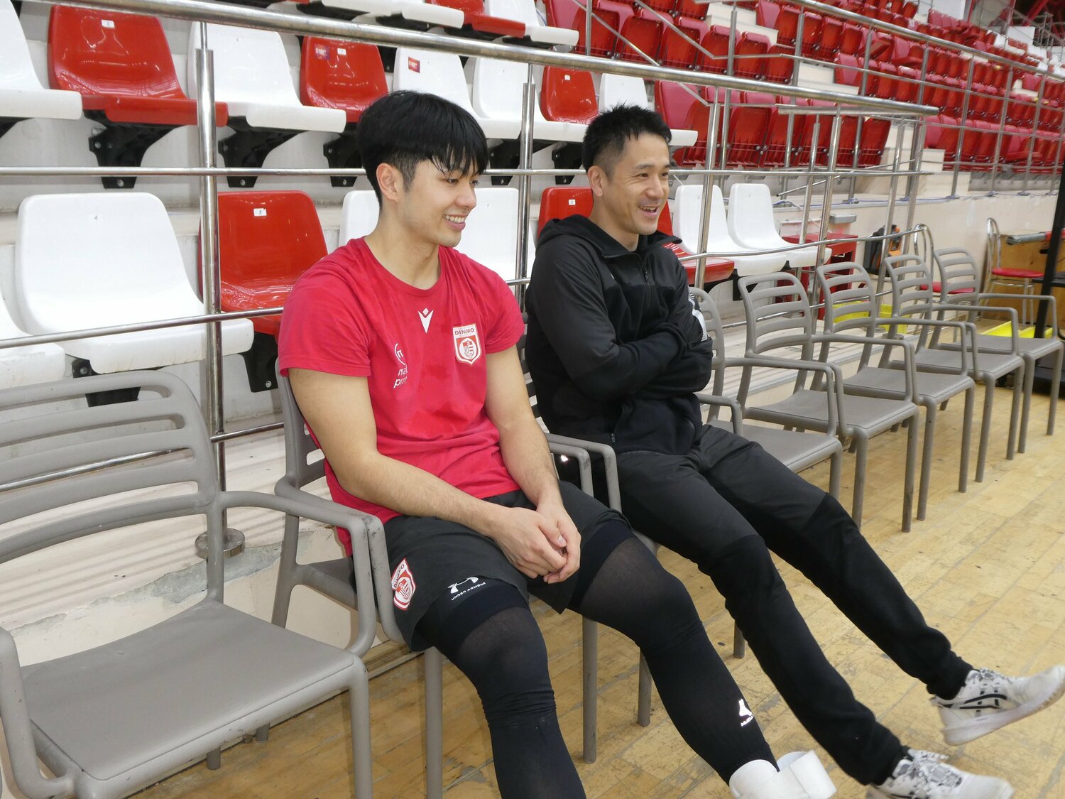 視察に訪れた伊藤コーチ(右)と言葉をかわした山本 ©︎Noriko Yonemushi