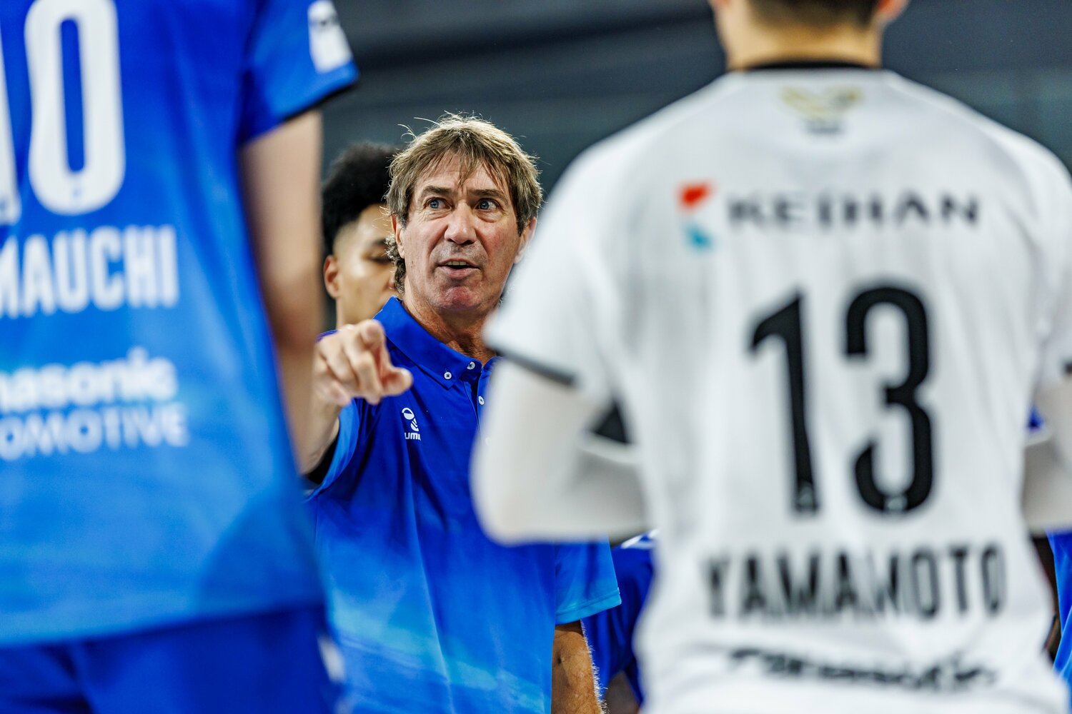 試合中、選手に指示を送るティリ監督　©︎Kiichi Matsumoto