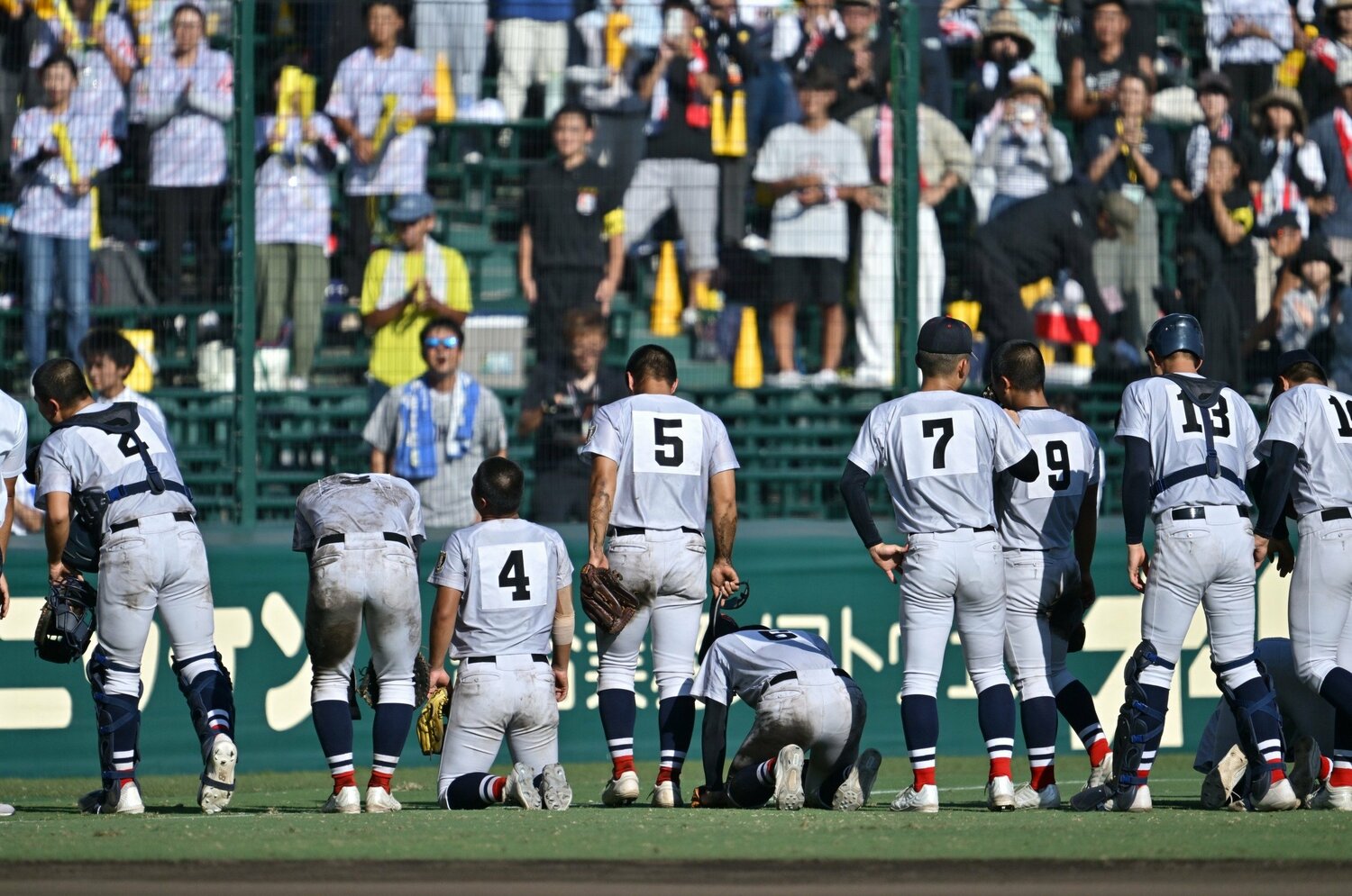 甲子園「優勝候補の大本命」横浜がまさかの敗退　2年生エースが4連投も…“プロ注”背番号1はなぜ先発しなかった？ 監督「あんまり過保護にしても…」＜Number Web＞ photograph by Hideki Sugiyama