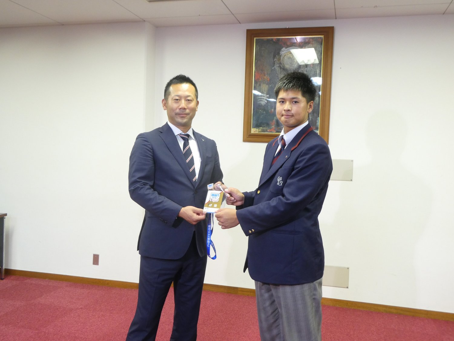 指名挨拶に訪れた楽天・三木監督と写真に収まる黒川　©Noriko Yonemushi