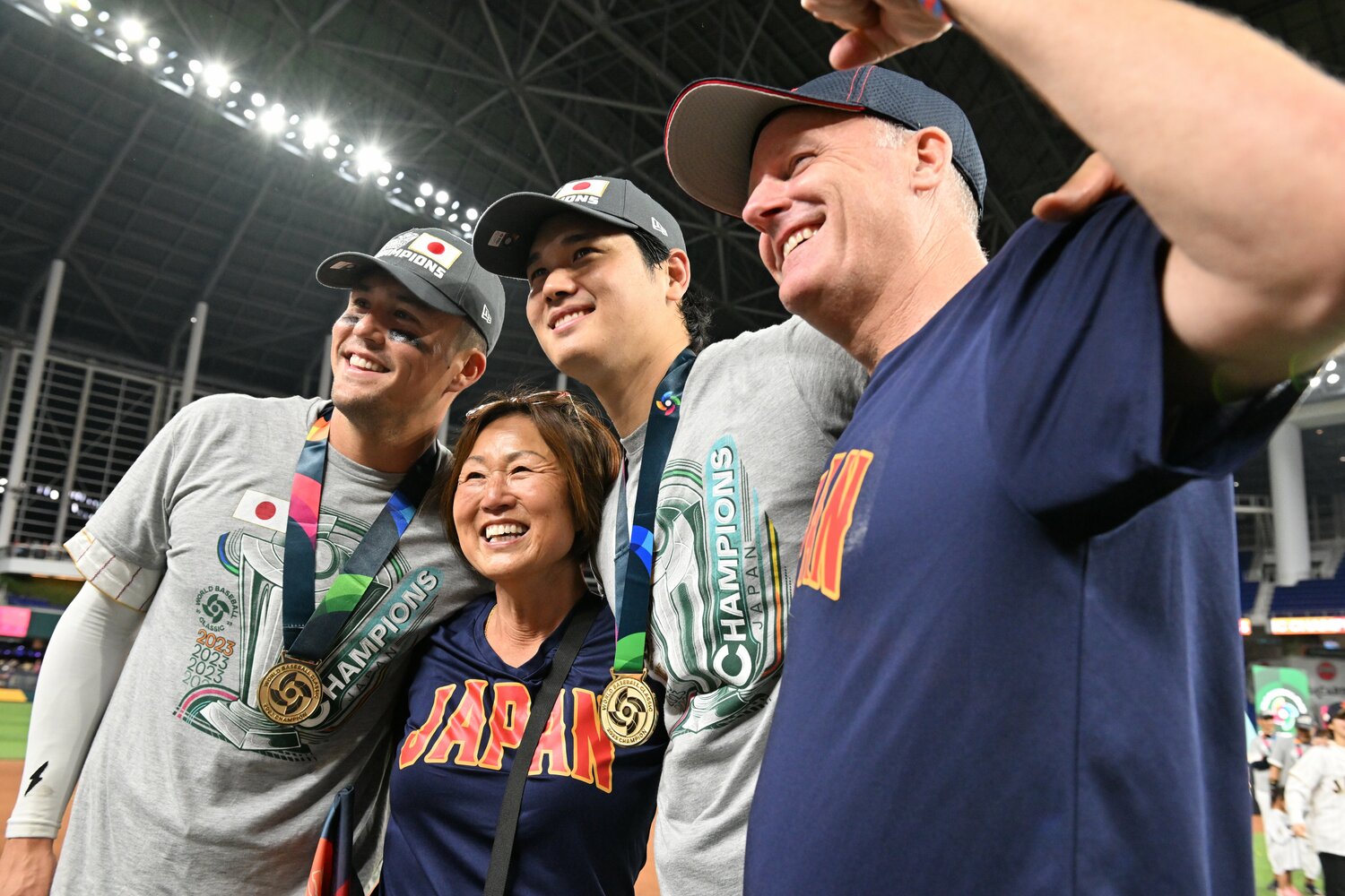 息子ラーズと大谷翔平に挟まれてニッコリと微笑む久美子さん ©Naoya Sanuki