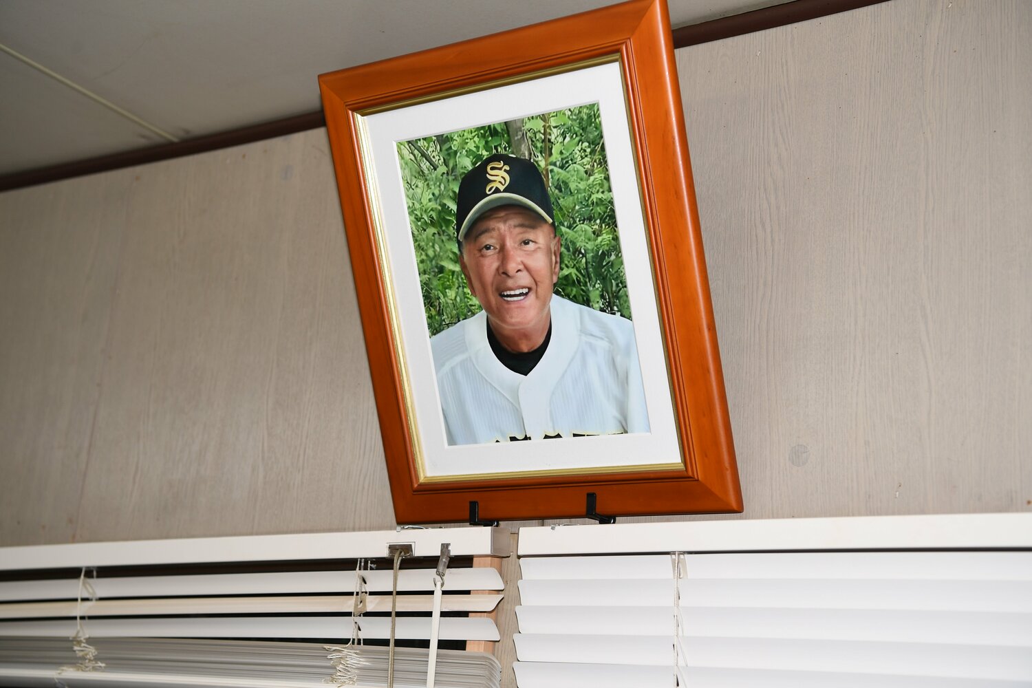 崇徳野球部の監督室に掲げられた應武篤良前監督の遺影 ©Kota Inoue