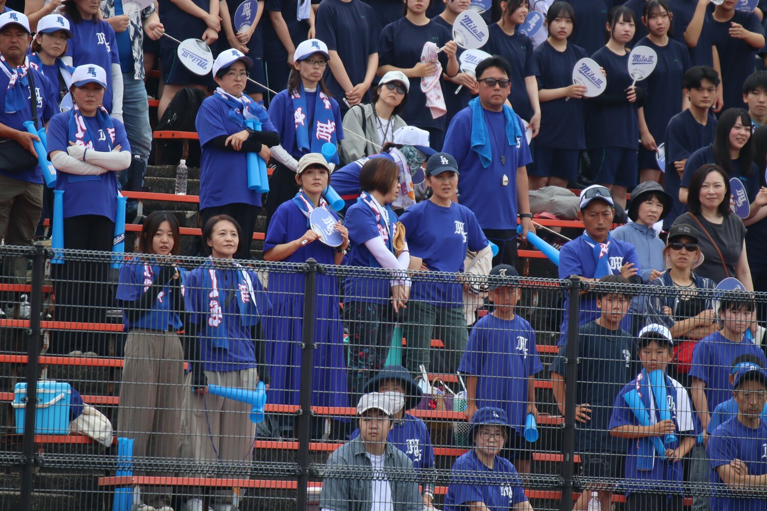 おそろいのチームTシャツを着て応援する水戸三の保護者たち ©Yuki Kashimoto