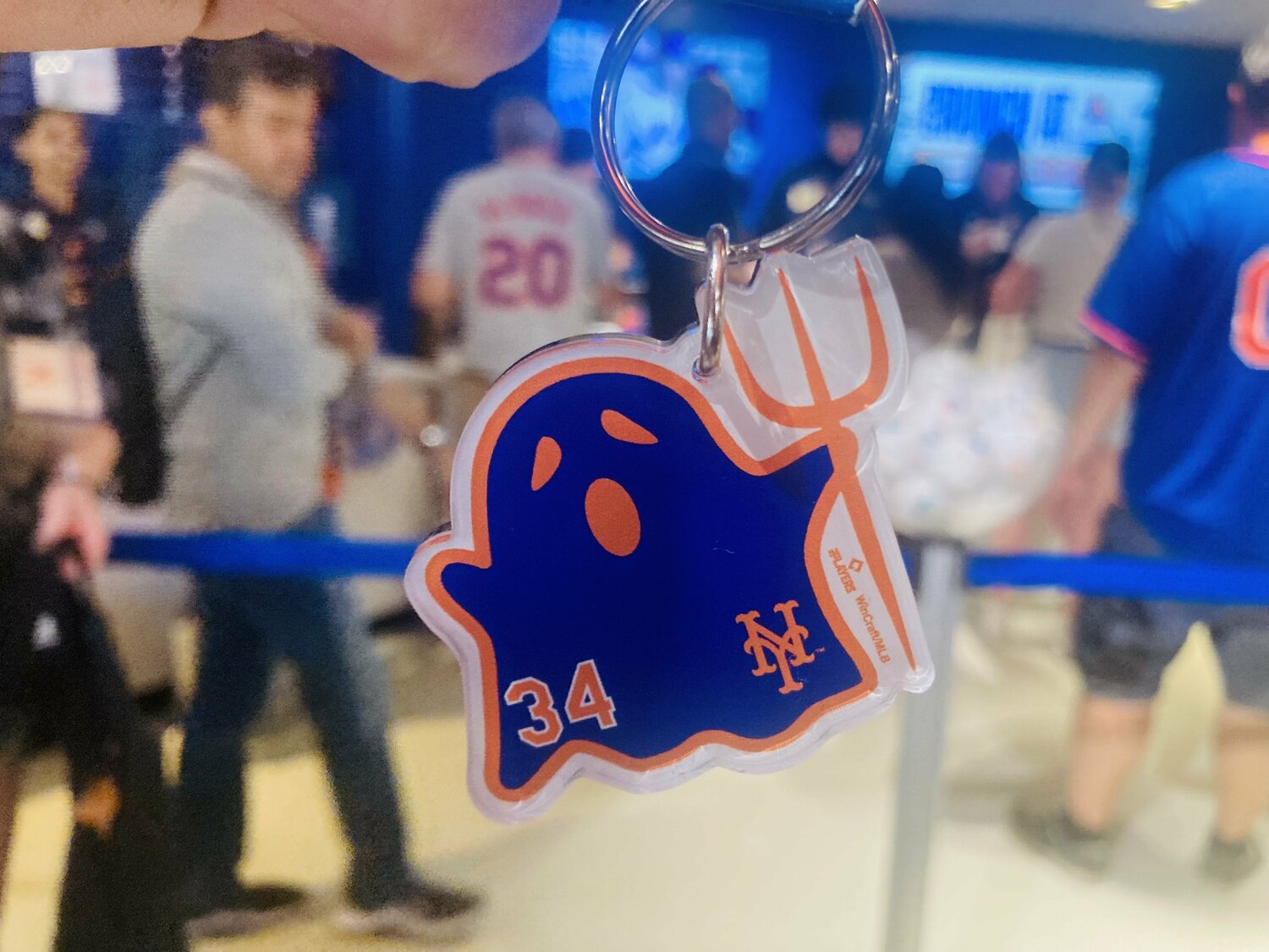 シティフィールドで販売される「お化けフォーク」のグッズ（筆者撮影）