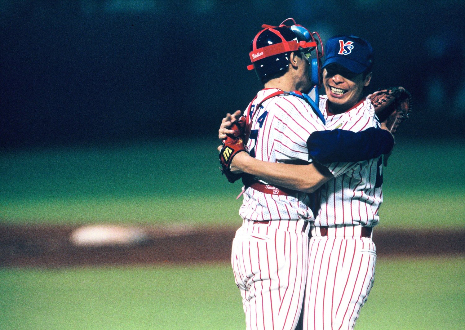 古田敦也と喜ぶ高津　©Sports Graphic Number