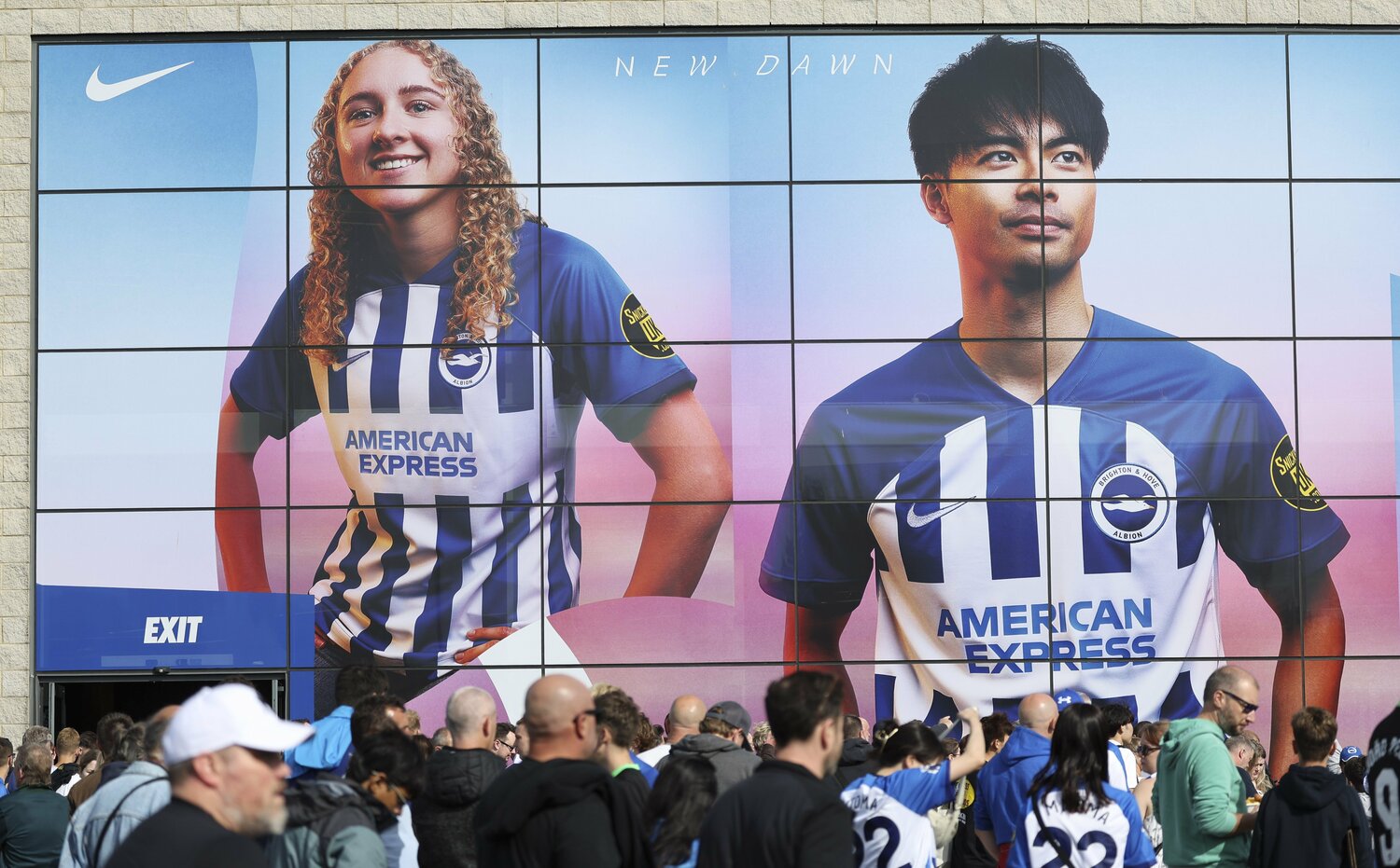 今季のクラブショップの壁には三笘の写真が使われている(隣は女子チームのケイティ・ロビンソン) ©AFLO