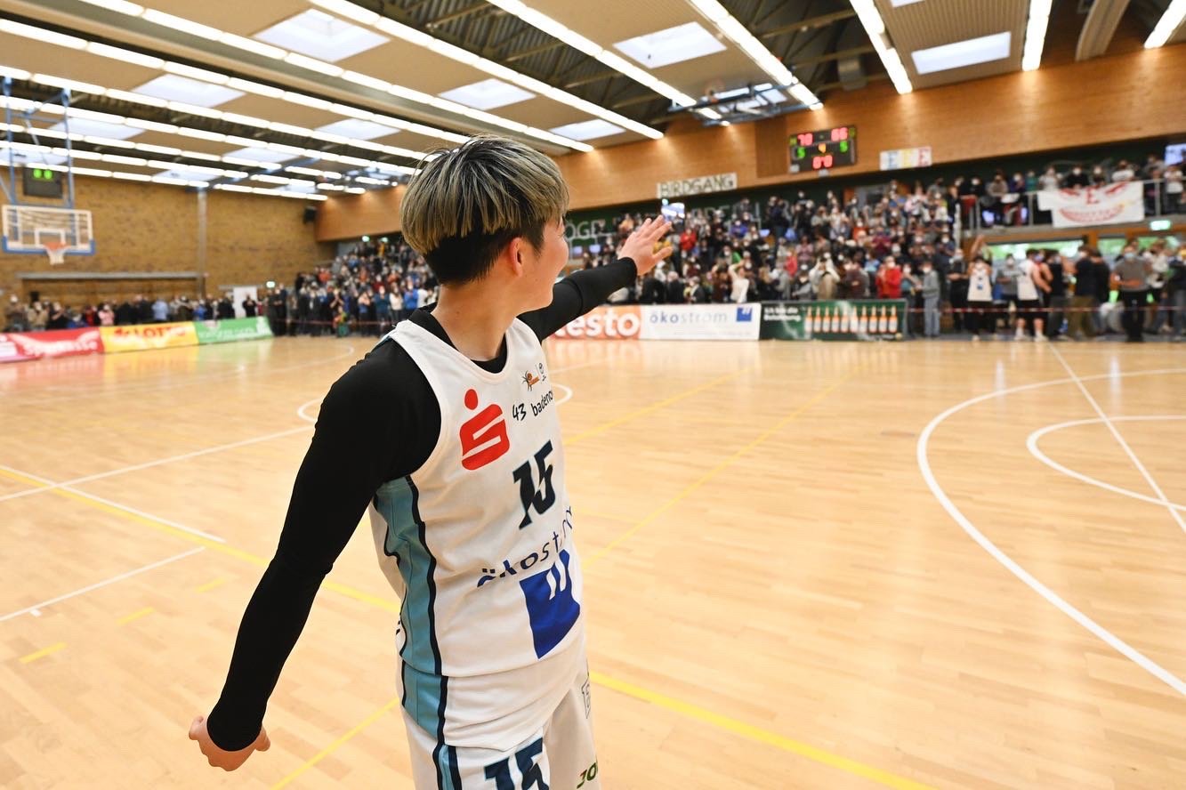 現地ファンに挨拶する安間　©Eisvögel USC Freiburg