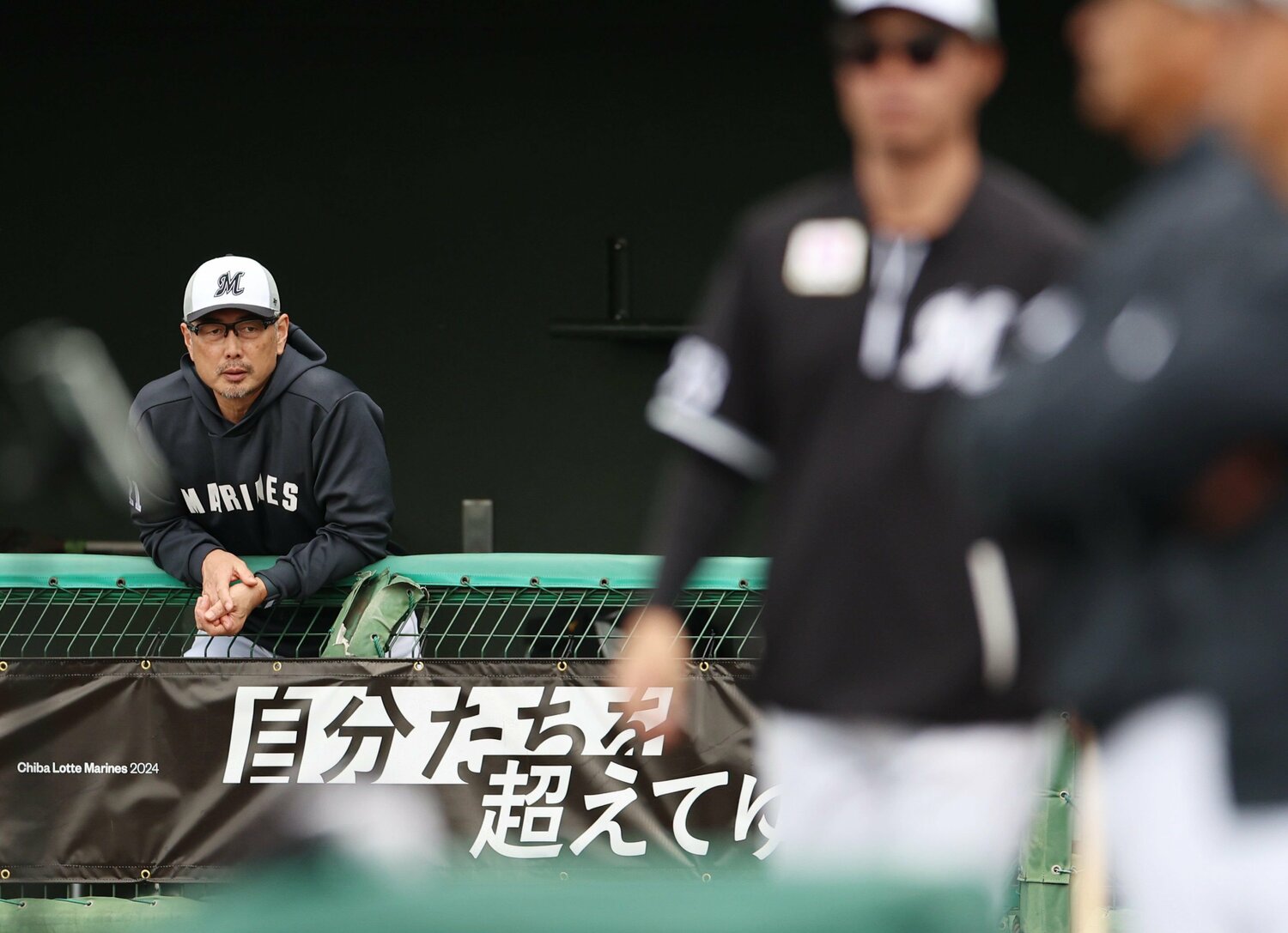 練習を見守る吉井監督　©︎JIJI PRESS