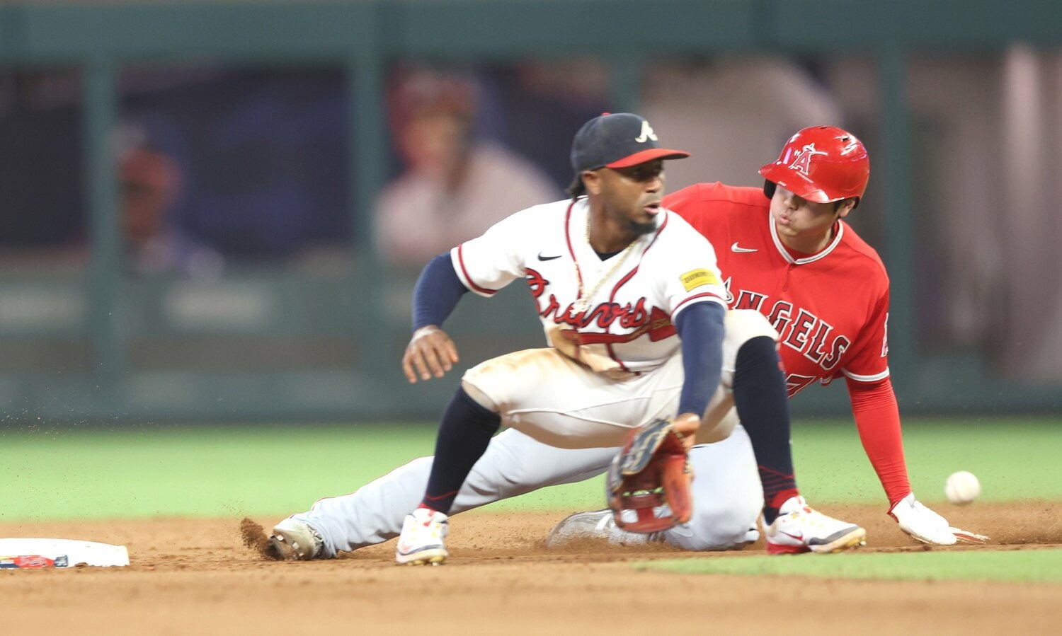 盗塁を決める大谷　©JIJI PRESS