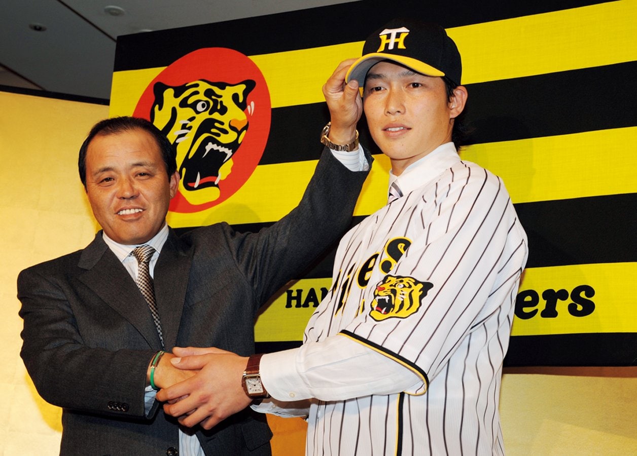 '08年、新井のFA加入に、岡田は「4番が2人いるようなもの」とご満悦　©JIJI PRESS