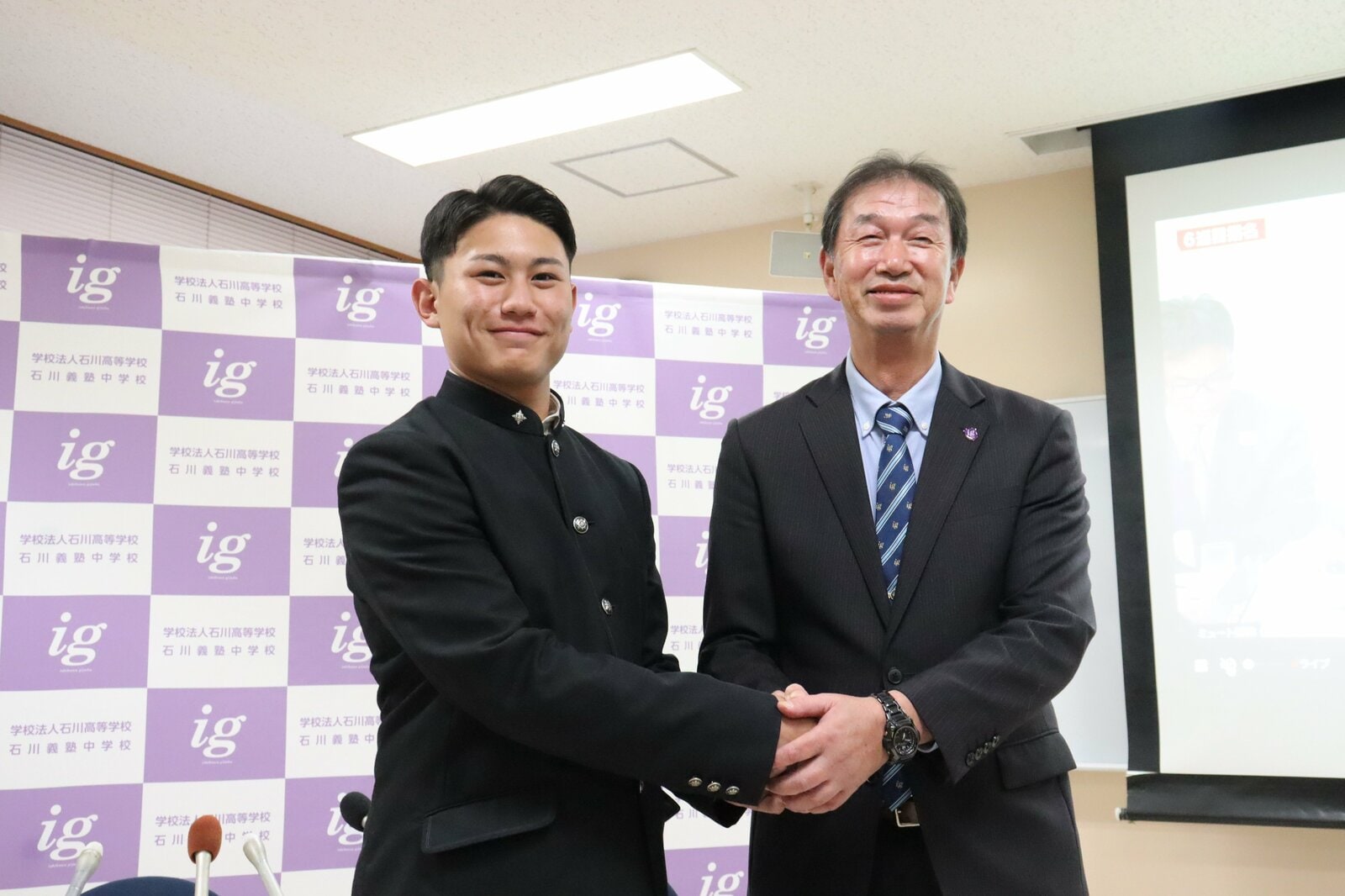 楽天からドラフト4位指名を受け、佐々木順一朗監督とガッチリ握手　©Genki Taguchi